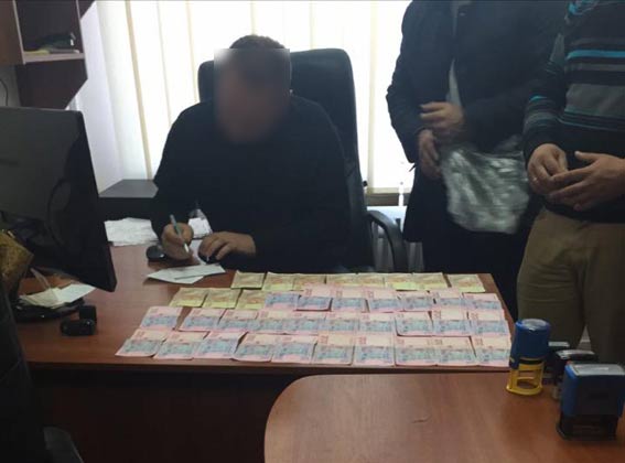 Харьковские правоохранители задержали чиновника за взятку почти в 17 тыс. гривен 