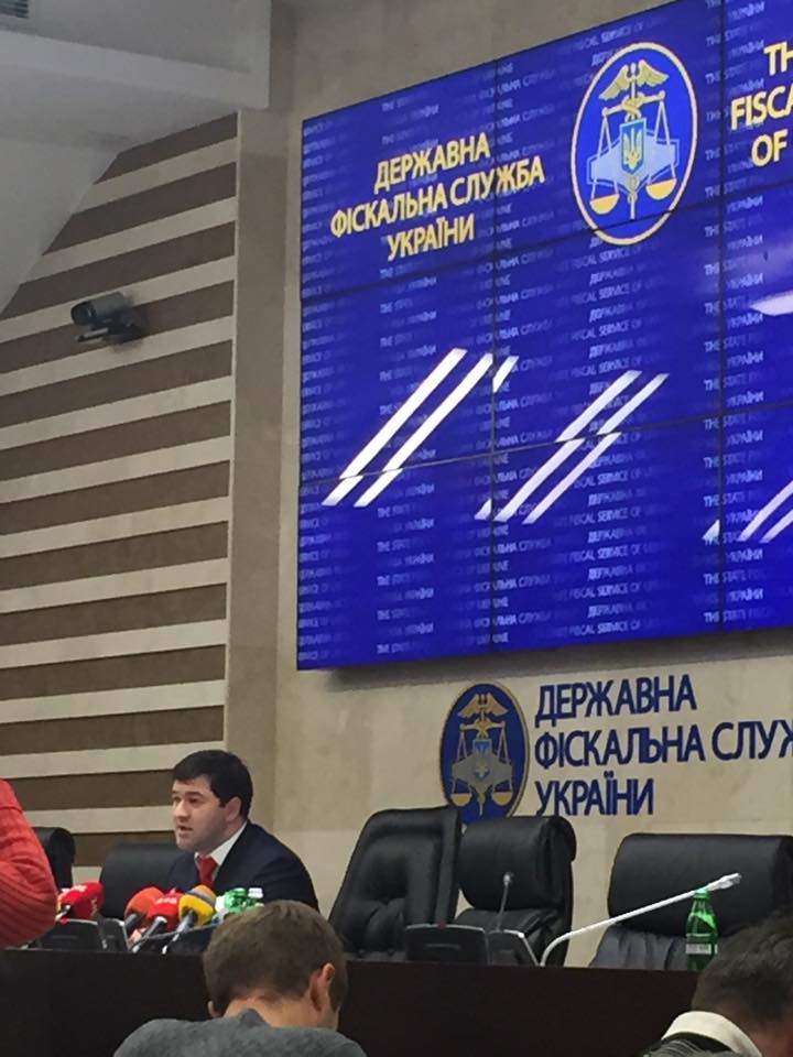 Проходит брифинг председателя ГФС Р. Насирова относительно отчета по реформированию ведомства