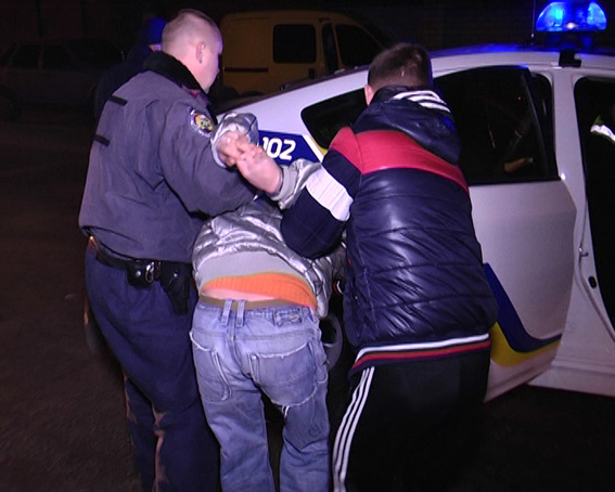 Полиция Харькова задержала, вооруженных автоматами, угонщиков авто