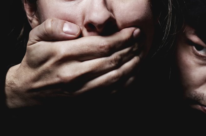 В Киеве неизвестный изнасиловал несовершеннолетнюю девушку
