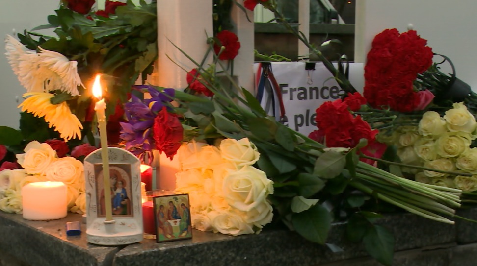 Люди по всему миру несут цветы к посольству Франции после парижских терактов