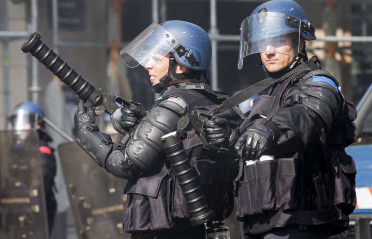 Полиция Парижа прибегла к силовому разгону демонстрантов