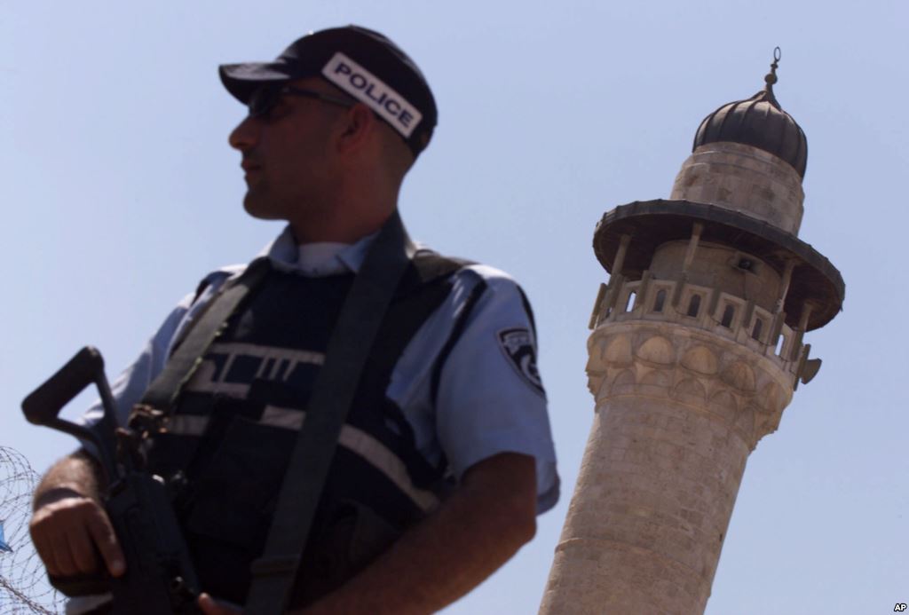 Израильский полицейский застрелил палестинку, которая с ножом напала на израильтянина