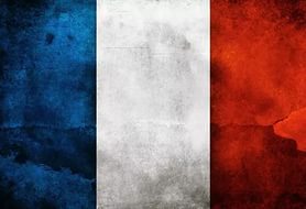 Французы после терактов в Париже скупают государственные флаги