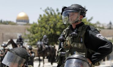 В центре Иерусалима в ножевых нападениях ранили полицейского и туристку  