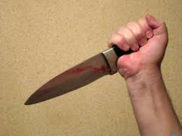 Несовершеннолетний в Ровно порезал ножом мужчину