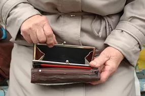 В Запорожье пенсионерка отдала все свои сбережения двум мошенницам
