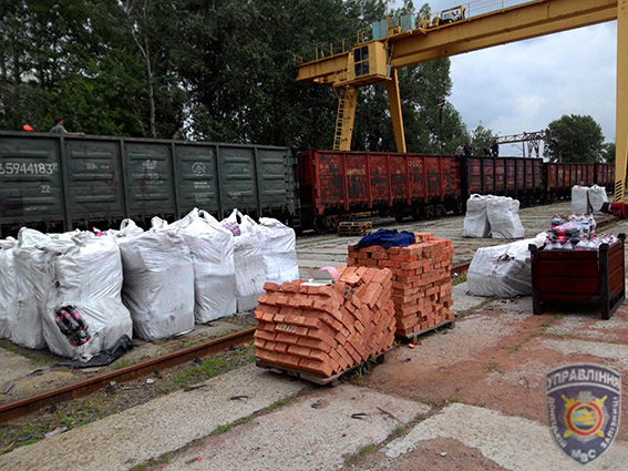 На неподконтрольную Украине территорию пытались вывезти около 100 т запрещенной продукции