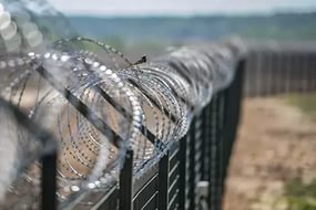 Забор из металлической сетки начали сооружать на границе Австрии и Словении