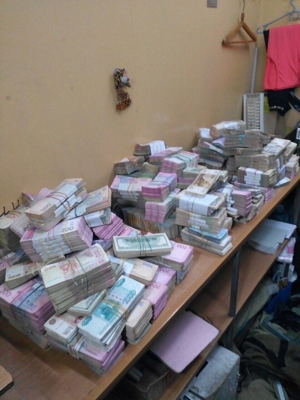 Прокуратура Киева не допустила снятия ареста с рекордной суммы наличности, изъятой у валютчика