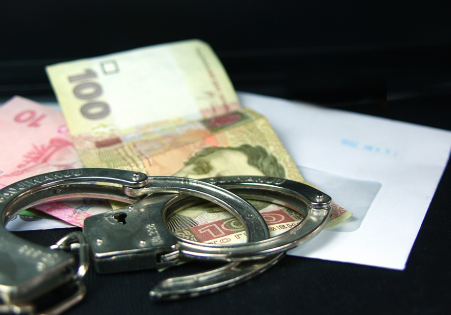В Черкасской области задержали чиновника за вымогательство более миллиона гривен взятки