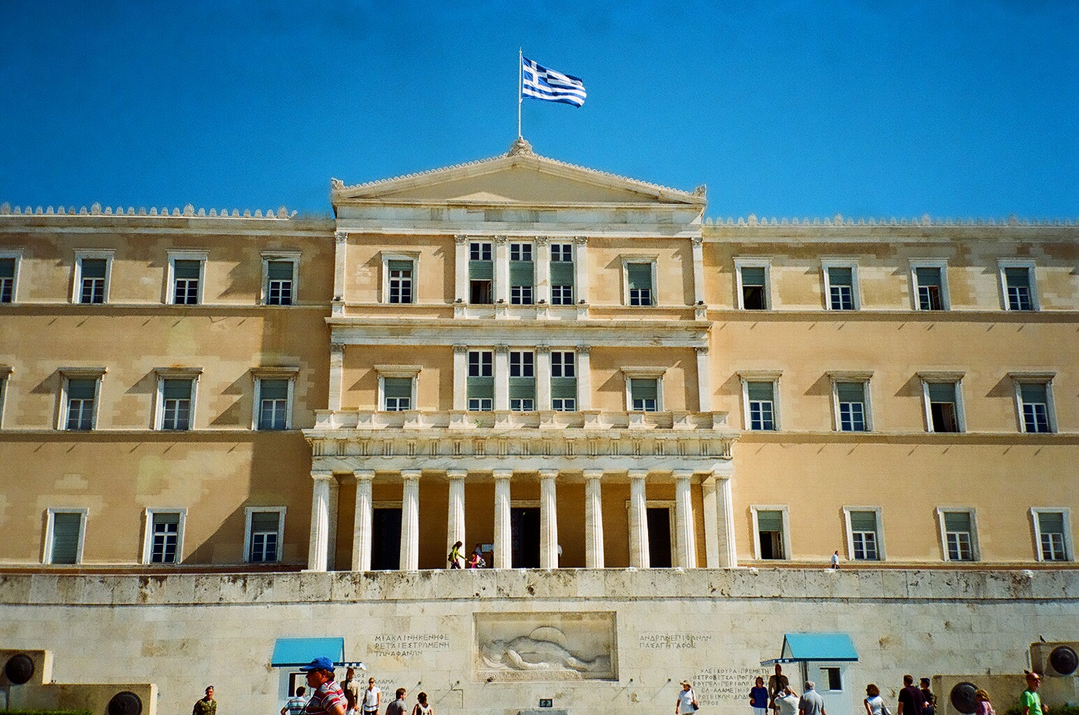 Греческий парламент принял еще один реформаторский пакет мер, которые снимут вопрос проблемных кредитов