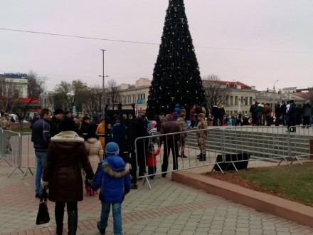 В Симферополе силовики охраняют новогоднюю елку