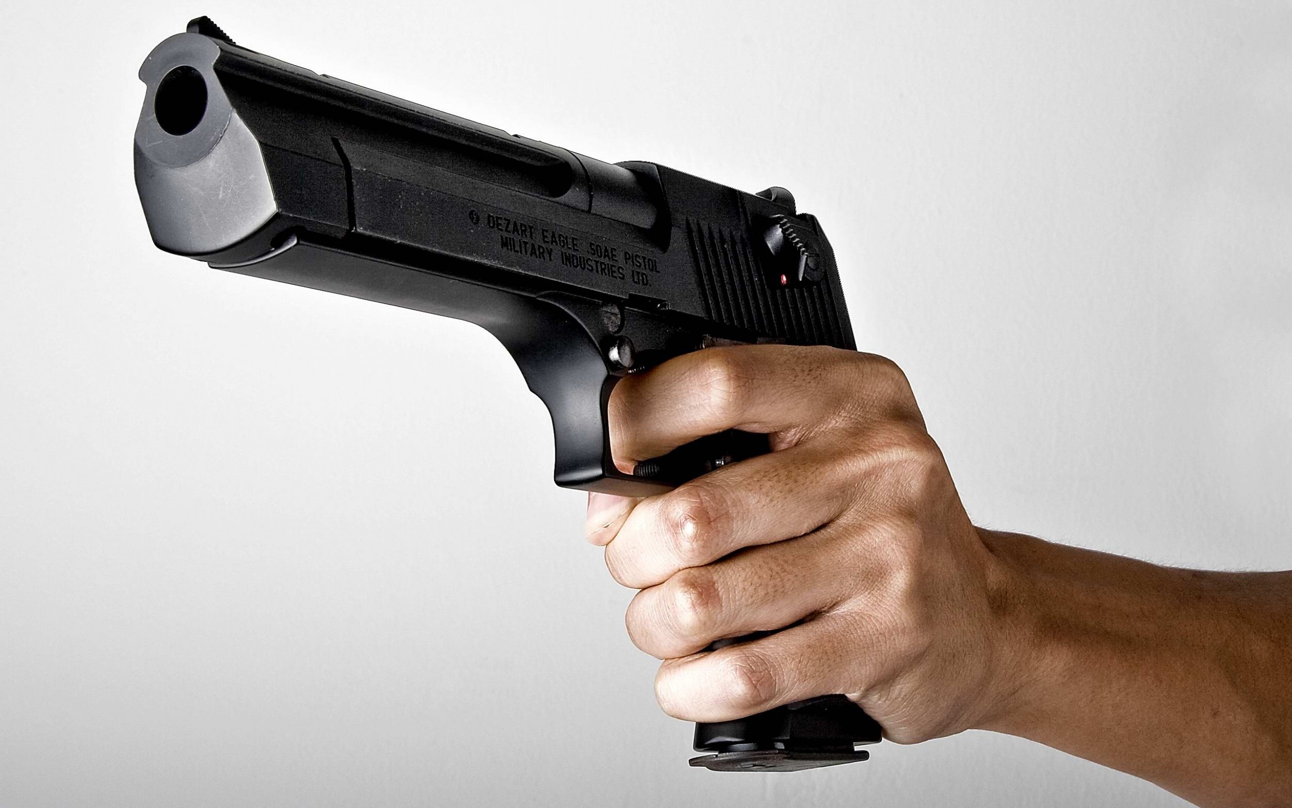 На Прикарпатье 22-летний молодой человек выстрелил из револьвера в посетителя кафе-бара