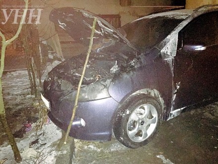 На Закарпатье огонь повредил авто и травмировал владельца