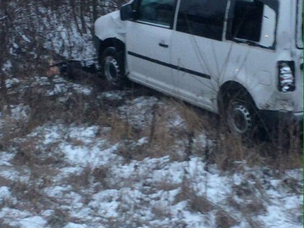 Нововоронцовские спасатели вытащили слетевший с дороги автомобиль
