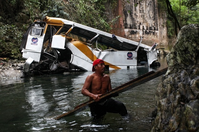 В Мексике в результате падения автобуса с футболистами в реку погибли 20 человек