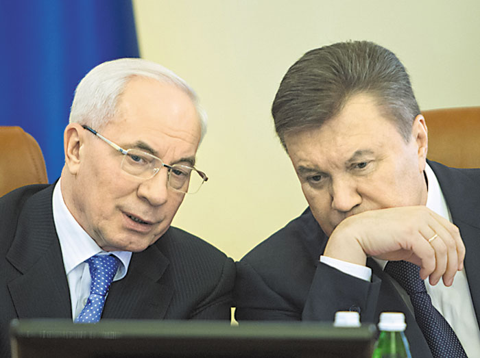 Суд арестовал пенсии В. Януковича и Н. Азарова
