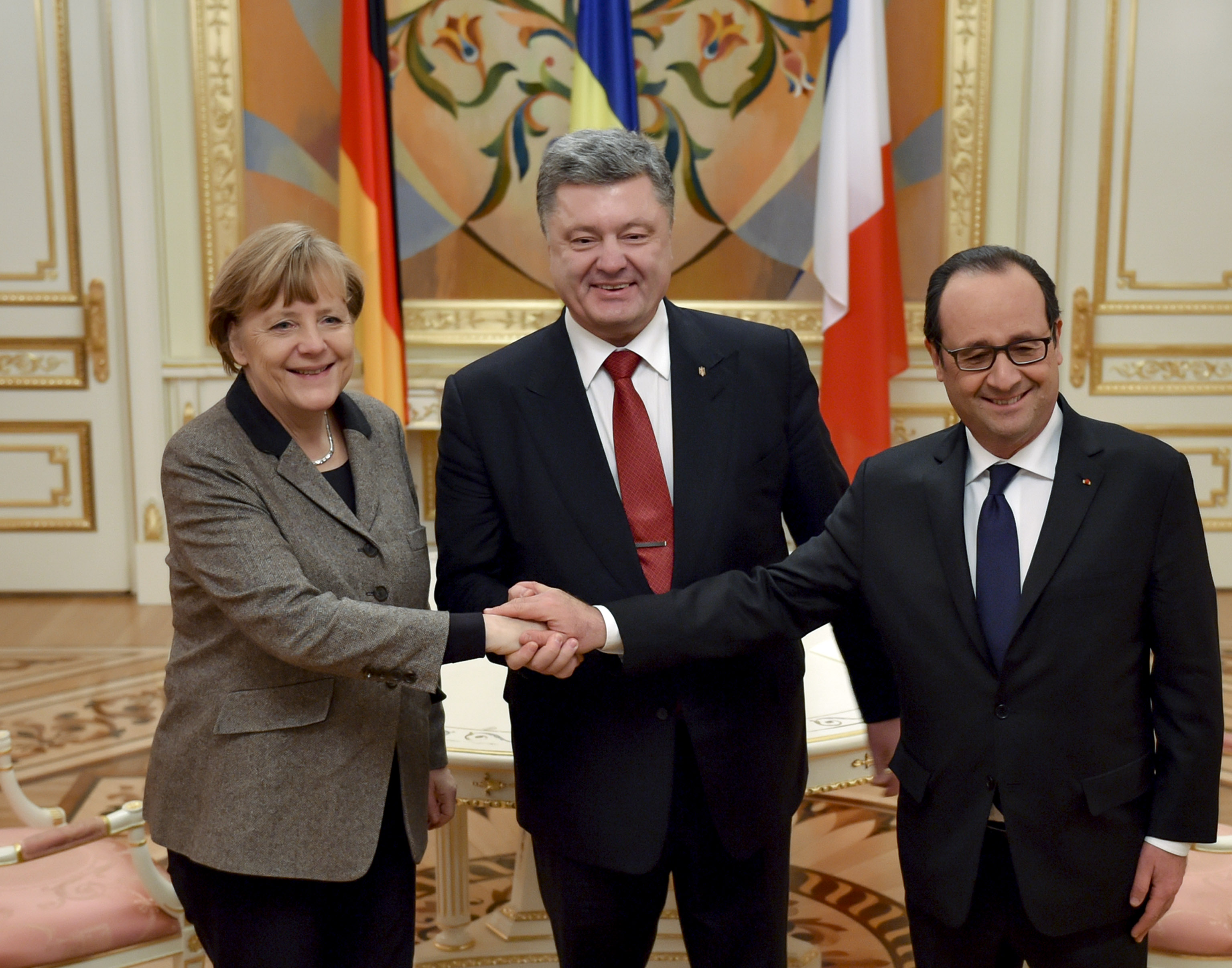 Порошенко, Меркель и Олланд обсудили выполнение Минских соглашений