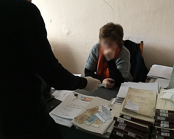 На Буковине со взяткой в 700 долларов задержали начальника военно-учетного бюро сельсовета