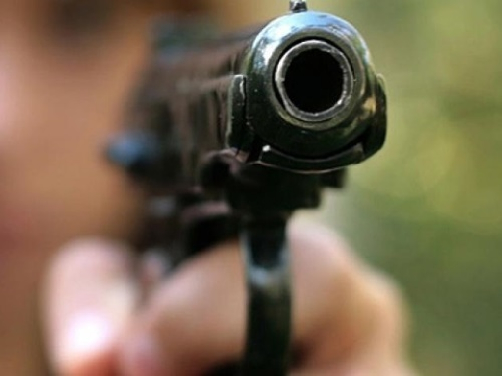 В Киевской области пьяный мужчина устроил стрельбу и ранил прохожего