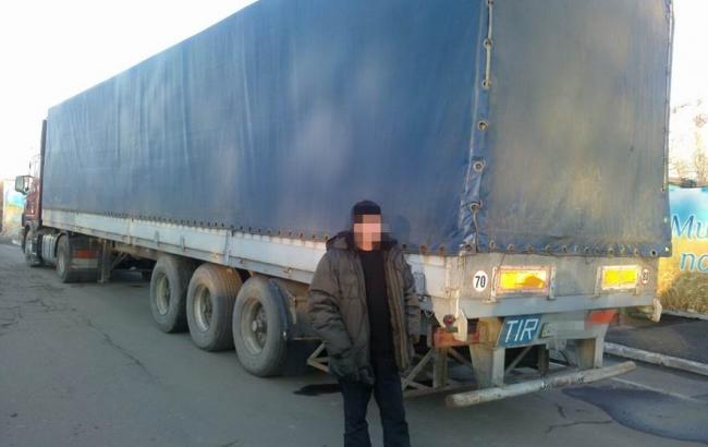 Два грузовика с товарами на 300 тыс. грн. задержали в зоне АТО