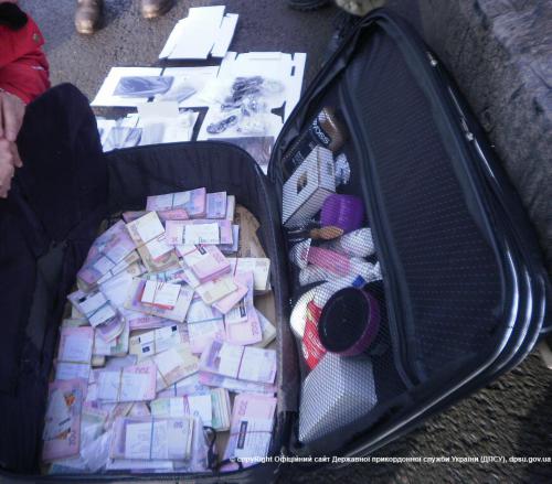 В "Лексусе" пограничники обнаружили деньги, банковские карточки и гаджеты