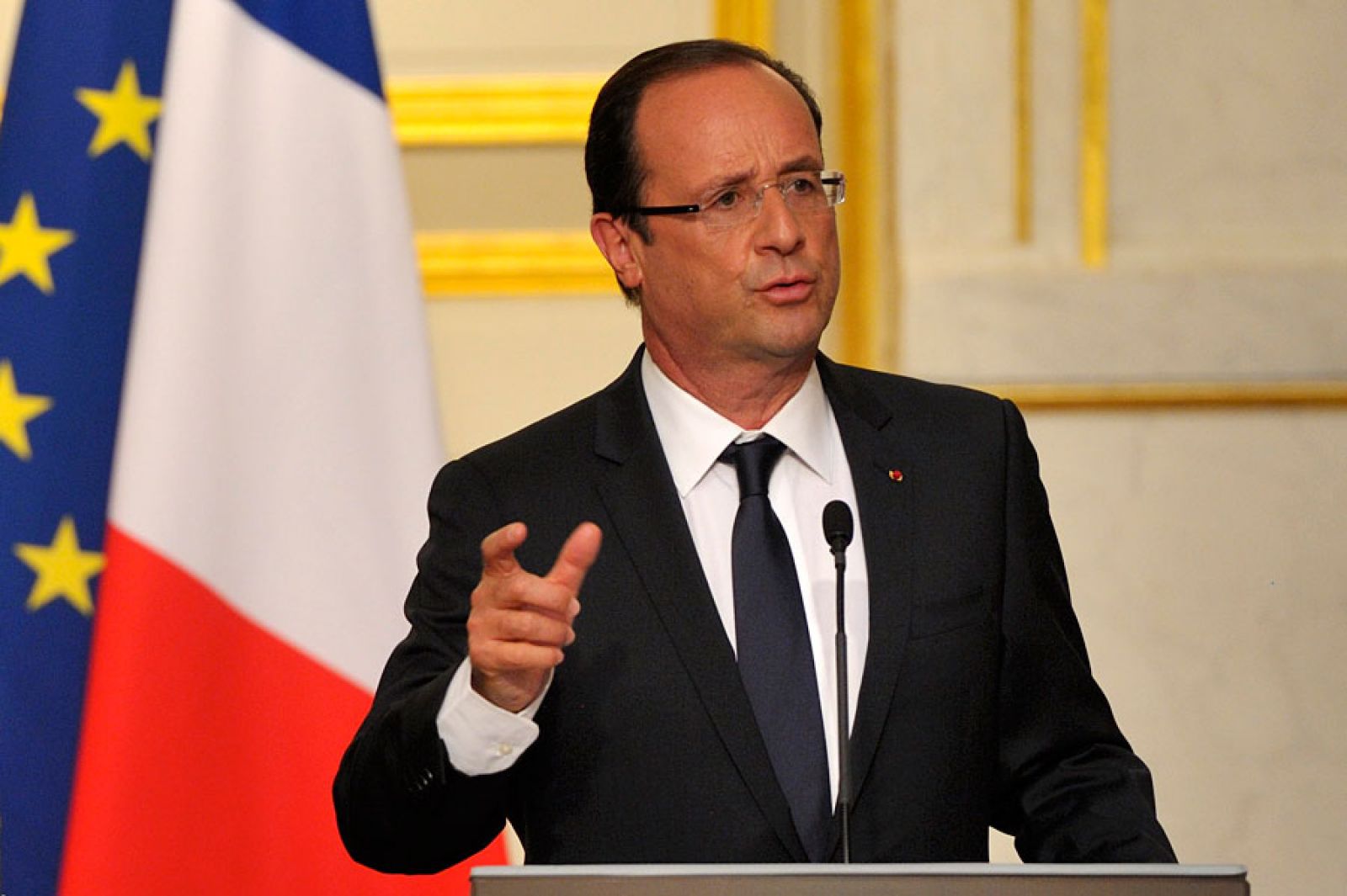 Франсуа Олланд объявил во Франции чрезвычайное экономическое положение
