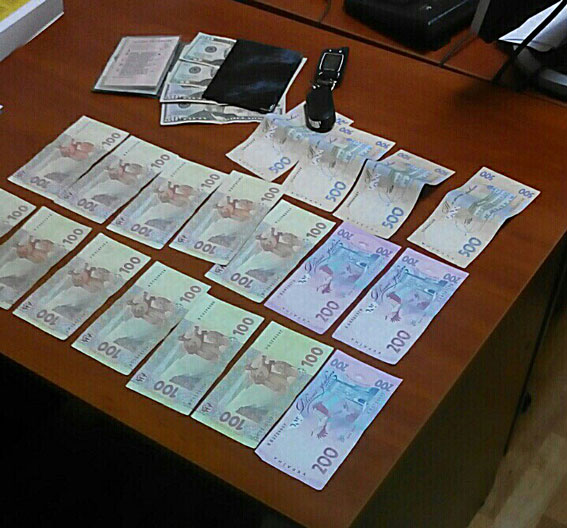 В Донецкой области правоохранители задержали начальника вагонного депо на взятке