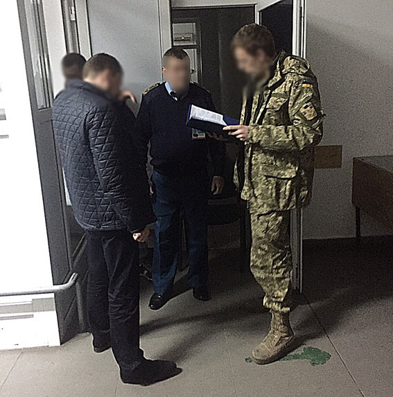 Во Львовской области задержан таможенник за получение взятки 