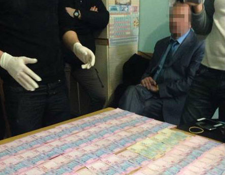 Замначальника управления Гоструда в Волынской области попался на взятке в 25 тыс. грн.