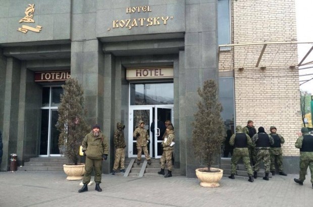 Возле отеля "Казацкий" усиленная охрана, с активистами ведутся переговоры
