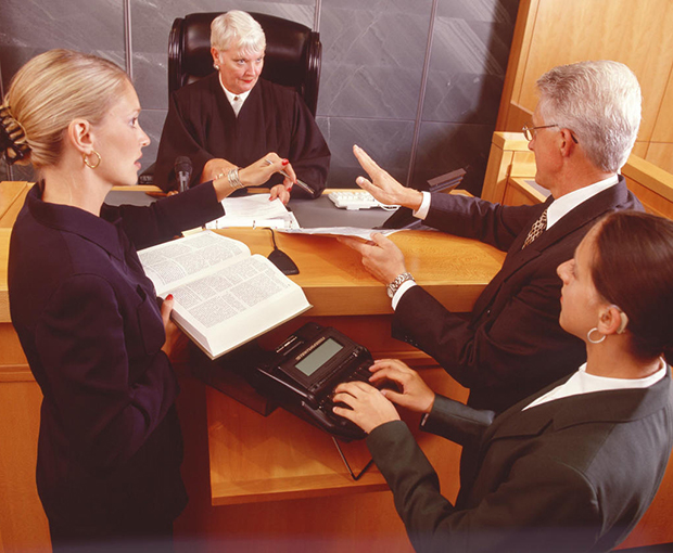 Адвокат – старый знакомый, жена – коллега. Как судье избежать конфликта интересов?