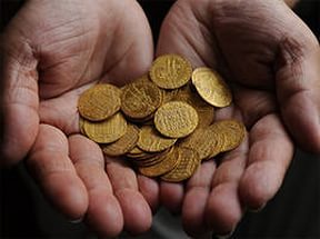 Фермер раскопал на своем участке полтонны древних монет