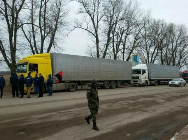 «Свобода» продолжает блокаду грузовиков в Черниговской области