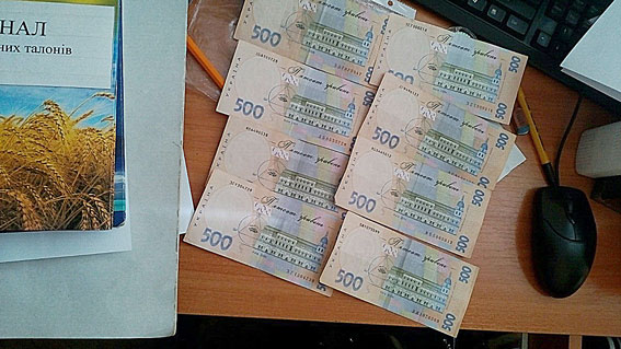 За успешную сдачу экзаменов педагоги требовали взятку