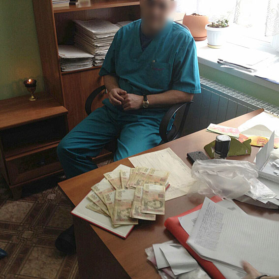 За взятку задержан заведующий роддома