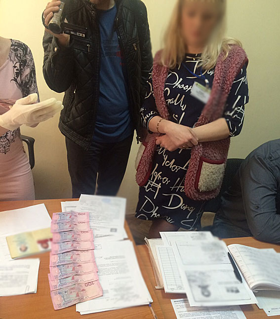 Сотрудница миграционной службы "помогала" получать загранпаспорта