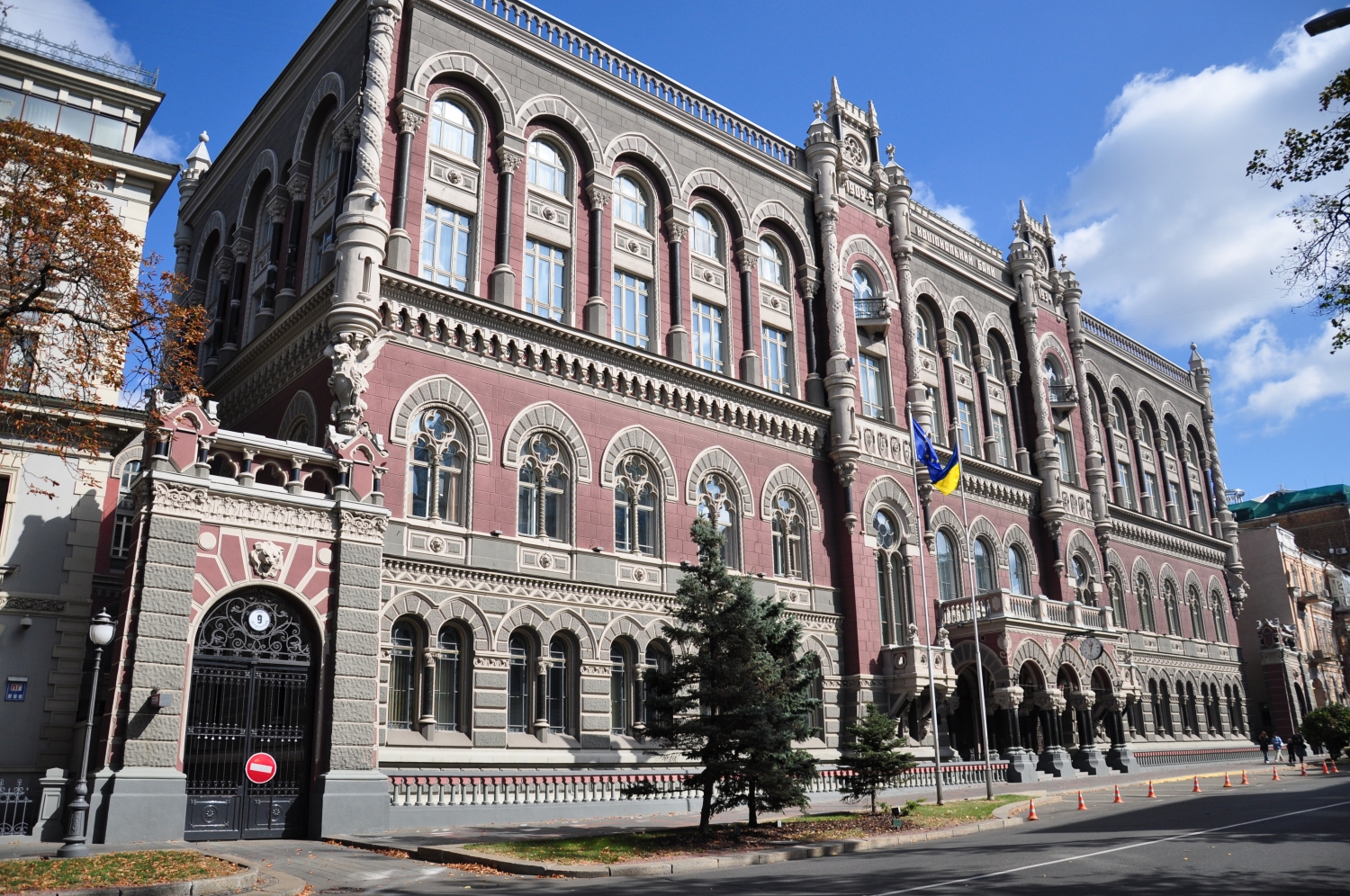Нацбанк подал в суд на депутата о деле неплатежеспособности «Хрещатика»