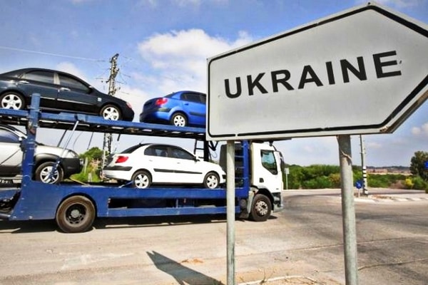 Таможенники вымогали взятку за невнесение в базу ввозимого авто