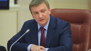 Суды не должны были принимать иски от люстрированных чиновников, — министр юстиции П. Петренко