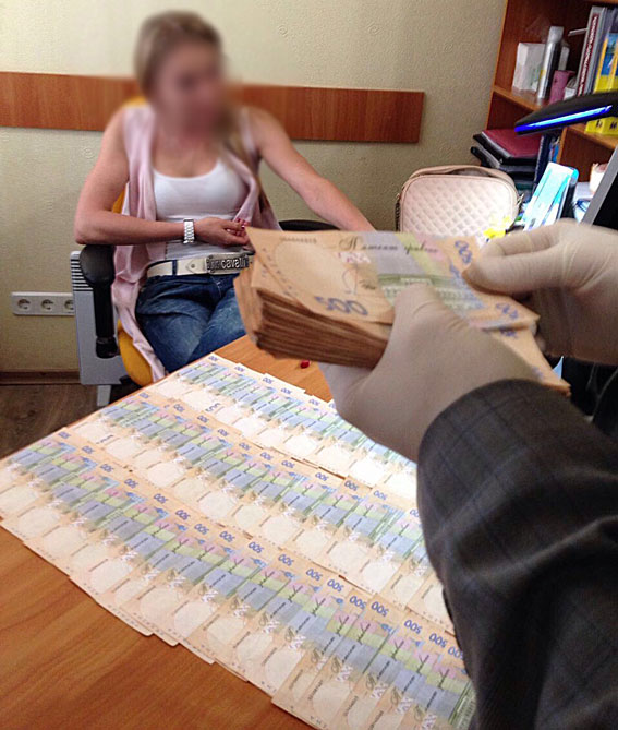 Налоговика и ее посредника задержали на взятке в 71 тысячу гривен 