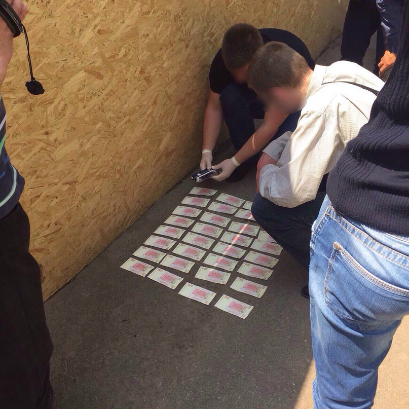 Служащих райадминистрации поймали на взятке