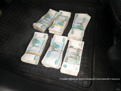 Под обшивкой салона авто житель Донецка перевозил 600 тысяч рублей