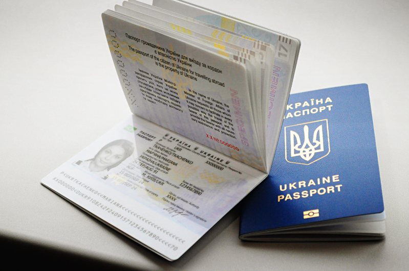 Украинцы за пять месяцев получили почти полмиллиона биометрических паспортов