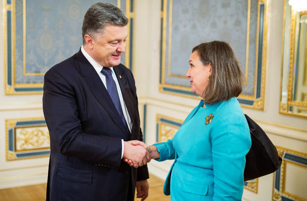 Петр Порошенко обсудил Минские соглашения с Викторией Нуланд
