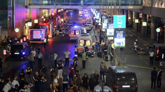 Взрывы в аэропорту Стамбула, среди пострадавших — гражданин Украины