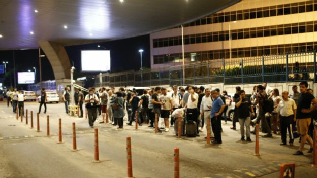 Количество погибших в аэропорту Стамбула возросло