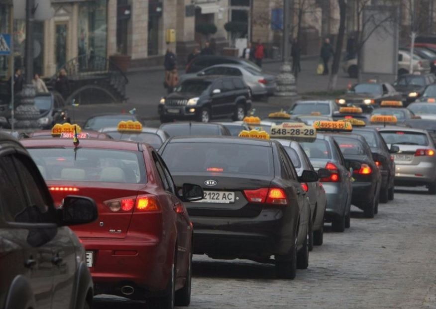 В столице легально работают 164 таксиста
