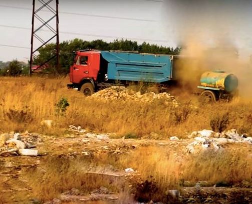 Активисты блокируют движение грузовиков с львовским мусором